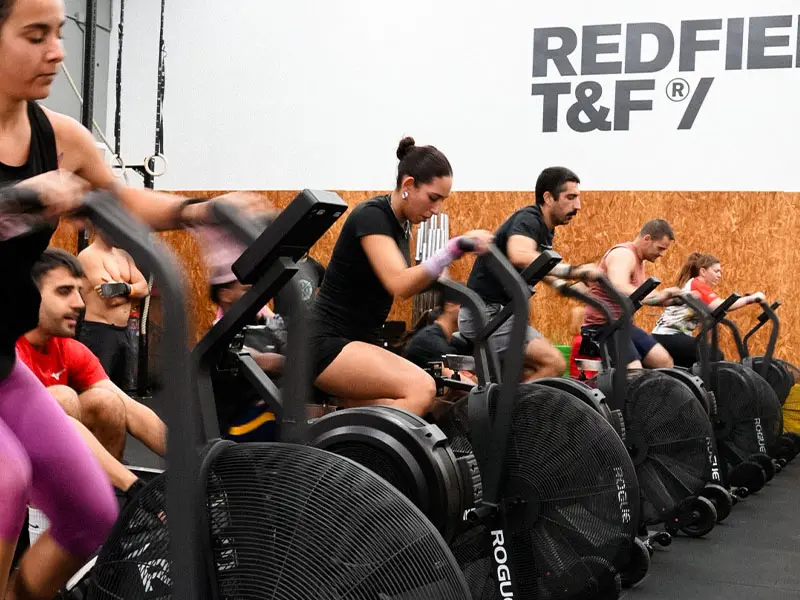 Atleta levantando una barra con discos en el box de Redfield T&F